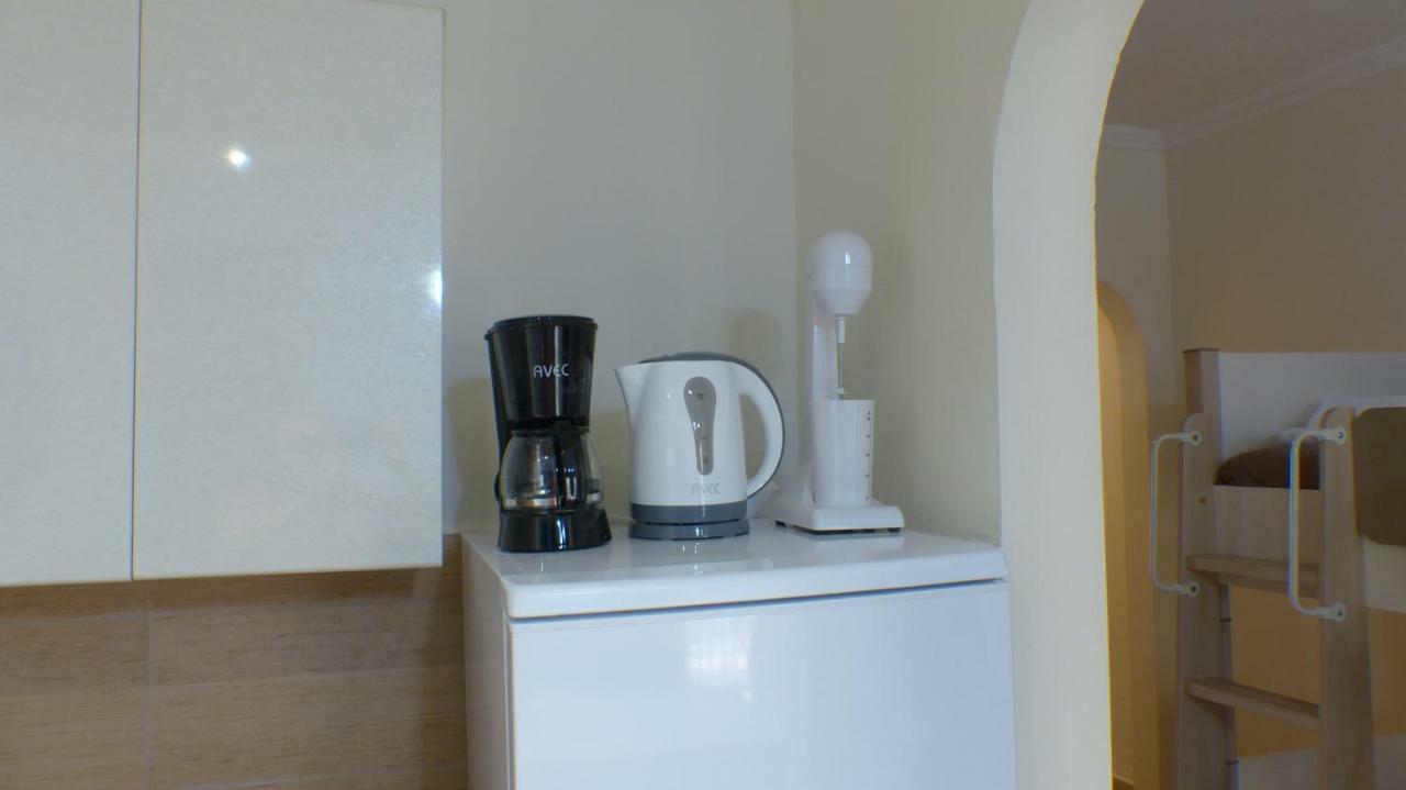 White Apartment 70M From The Sea Néa Péramos Bagian luar foto