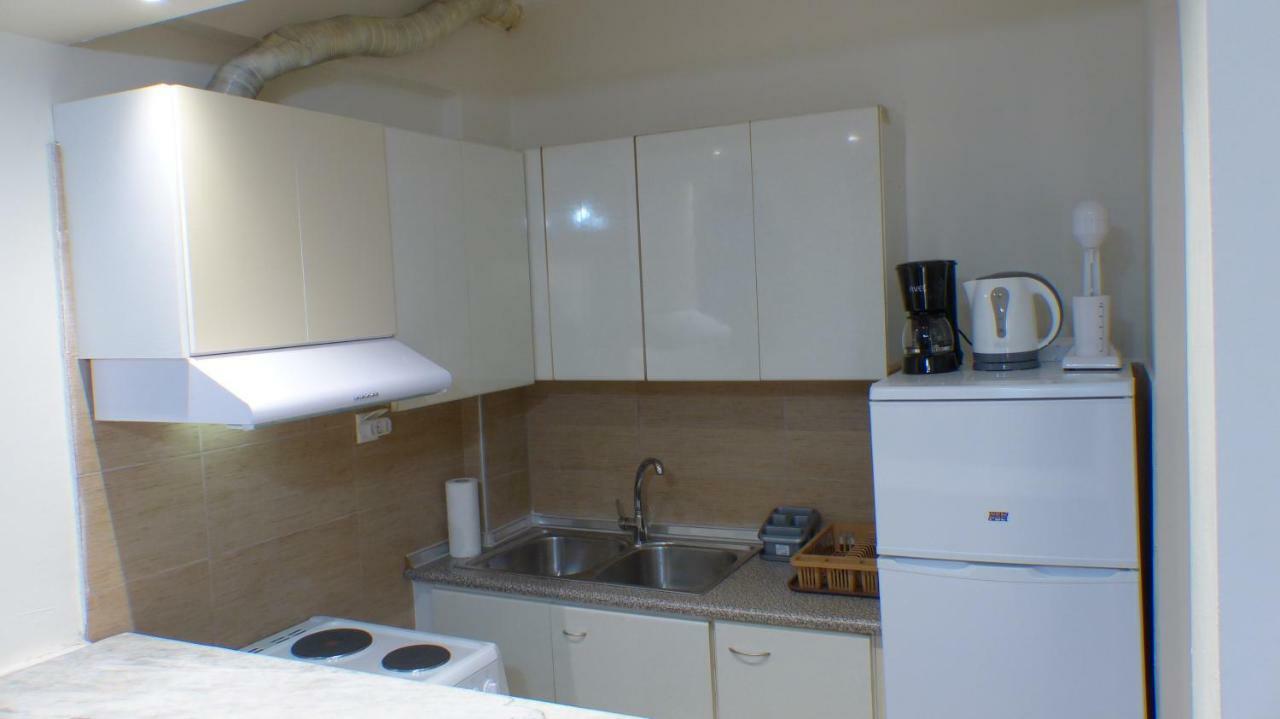 White Apartment 70M From The Sea Néa Péramos Bagian luar foto