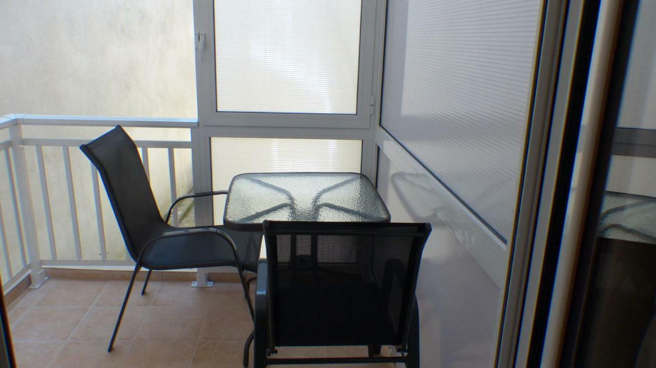 White Apartment 70M From The Sea Néa Péramos Bagian luar foto
